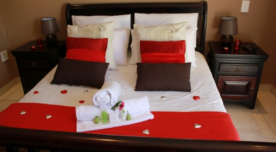 Honeymoon Suite - Bed